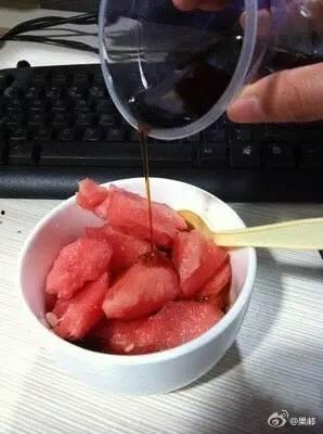 吃瓜蘸酱油,揭秘美食的独特魅力