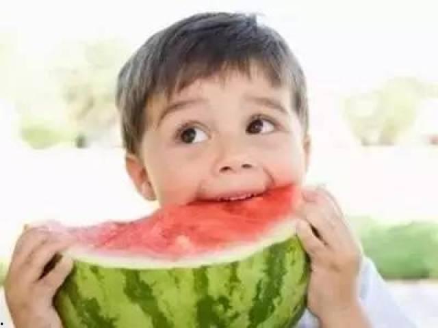 瓜哥吃瓜躺平发育,揭秘当代年轻人的“发育”生活态度