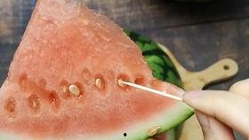 女生跟你分享吃瓜,女生与你共享的甜蜜瞬间