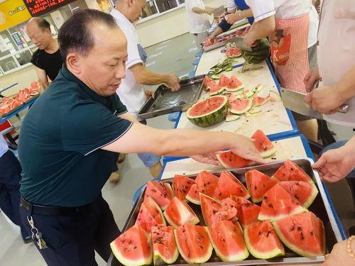 合肥一学校吃瓜,校园生活里的甜蜜烦恼
