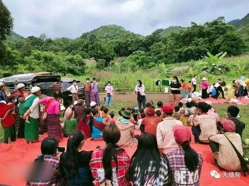 缅北村民吃瓜,一场别开生面的乡村盛宴