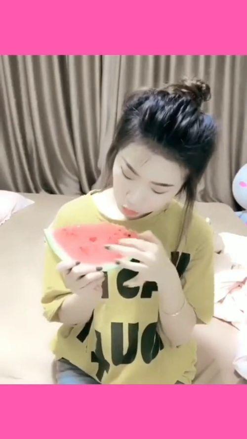 吃瓜妇女图文,网络热议背后的社会现象