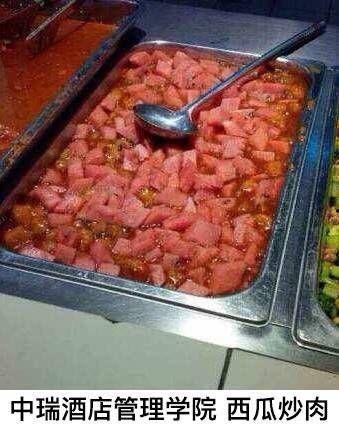 校园食堂吃瓜,瓜香四溢，美食盛宴