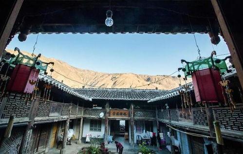 田家大院吃瓜,瓜香四溢，品味农家风情