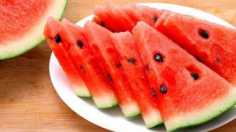 吃玫瑰瓜的视频素材  第2张